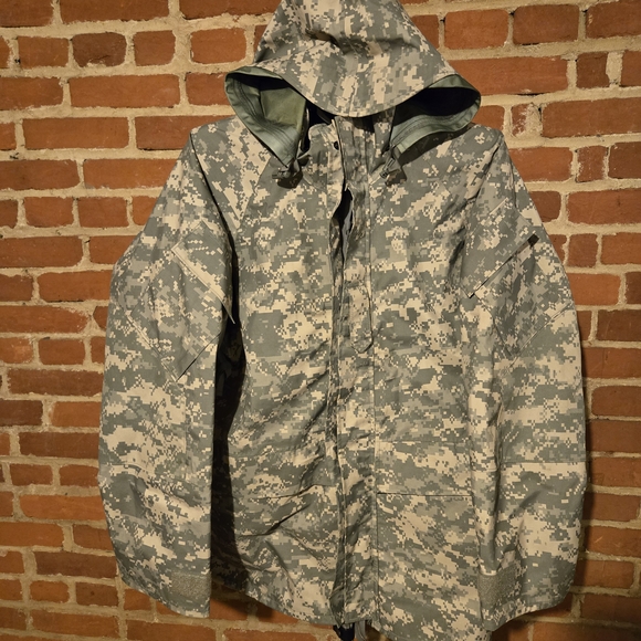 US Army ACU Digital Camo Cold Weather Parka Large Regular Hooded Military Issue